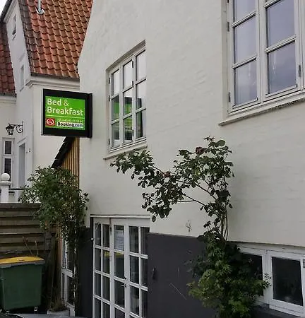 Qstay Bed & Breakfast 3*